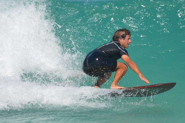 muž, moře, surfař